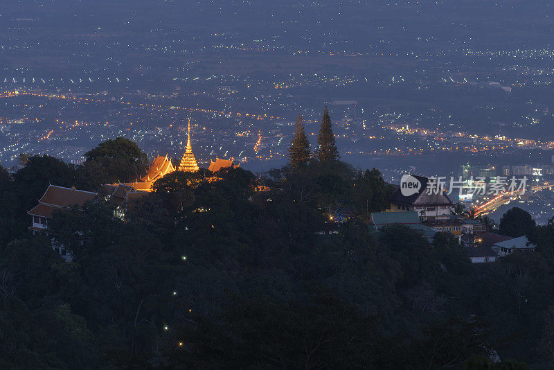 鸟瞰图在Wat Phra That Doi素贴寺在清迈，泰国。